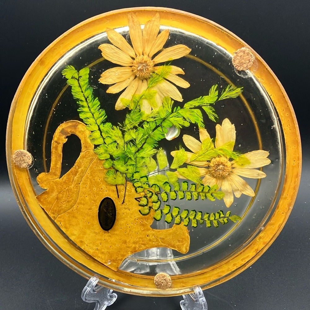 Vintage Gamut Lucite cheese board with pressed flowers and dome - Picture 7 of 15